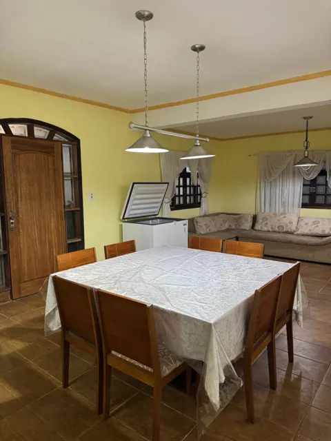 Mesa grande de jantar com cadeiras de madeira