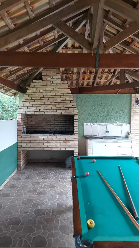 Quiosque com churrasqueira de tijolo e mesa de sinuca