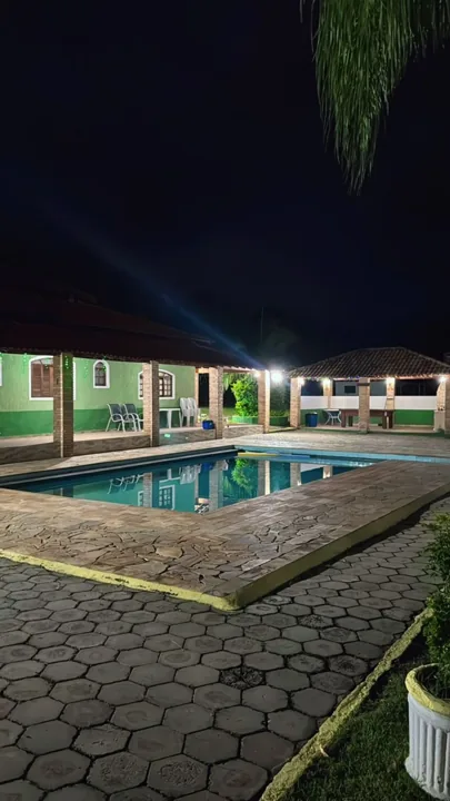 A mesma piscina à noite, iluminada